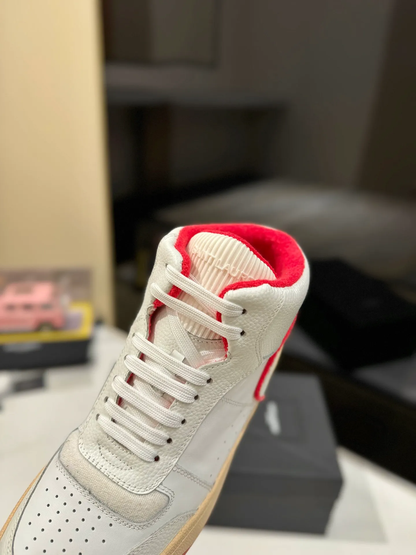 👟👟Ex-factory price 680👟👟 [High version for couples] YSL SAINT LAURENT Yves Saint Laurent SL61, the latest popular casual series in spring and summer...👍👍 Yves Saint Laurent SL61, original purchase, 1:1 replica, fresh blood injection and casual retro design, super good-looking and versatile, the upper is made of cowhide punching and splicing, the upper is super soft , lightweight and comfortable to match with sweatshirts, it is recommended to have one pair in each hand😁 ✅Fabric: Original customized cowhide ➕Punching process ➕Last process ✅Inner lining: Original towel lining ✅Feet: Original customized cowhide ✅Outsole: Original molded two-color bottom ✅Packaging: Original full set of packaging ✅Code number: 35-46 (Female 41.42. Male 38.45.46 Customized, non-returnable)